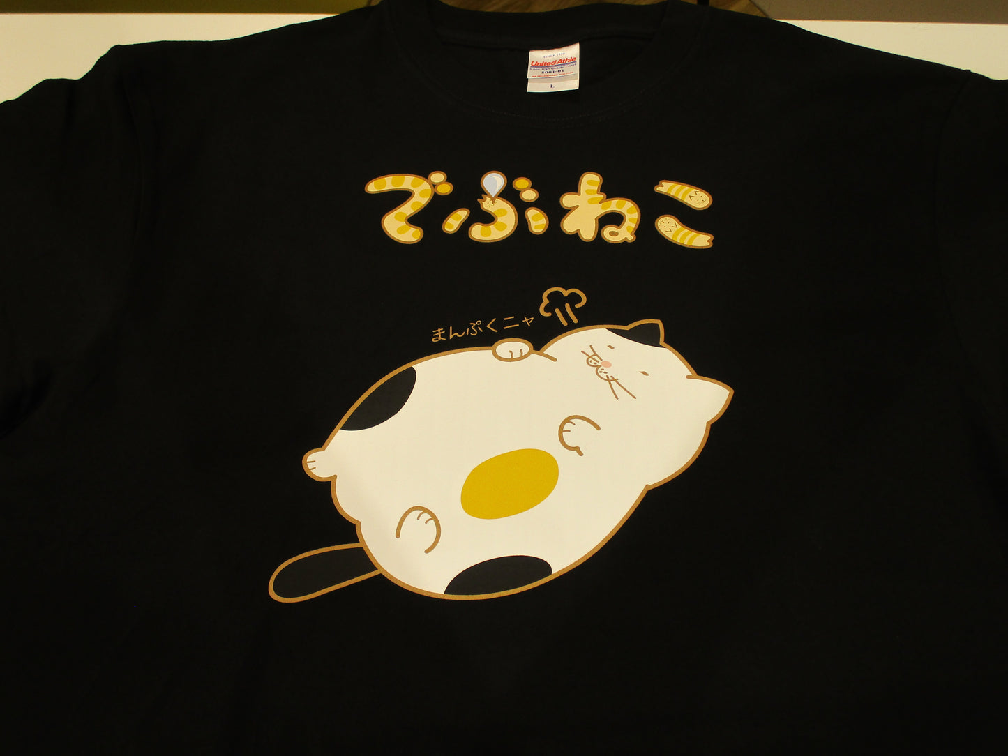 MAD-03 でぶねこ Tシャツ(ミケ)
